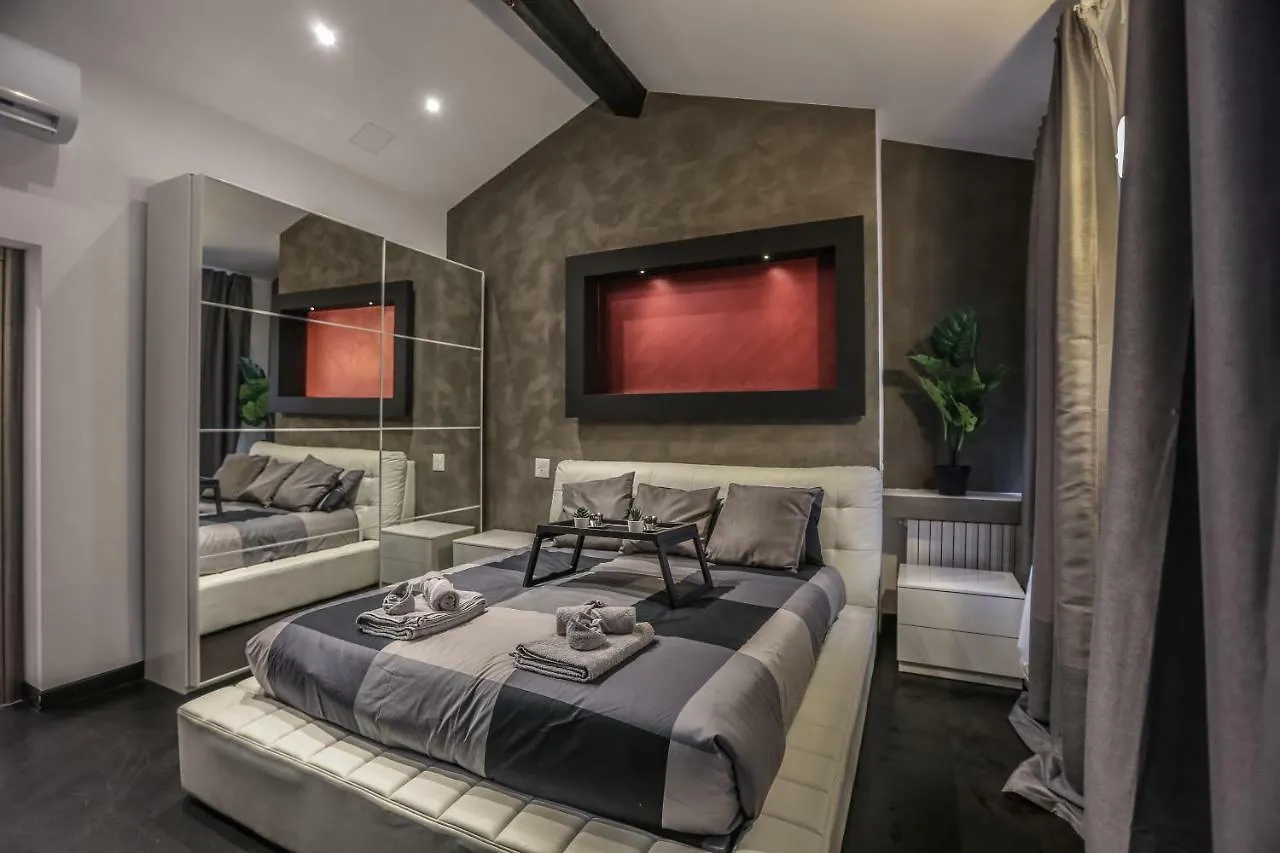 Stylish Apartment Near Duomo contacts